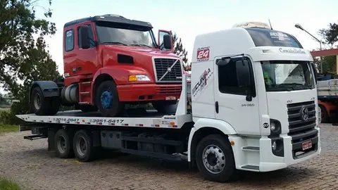 Caminhão transportado em guincho plataforma em Jacareí