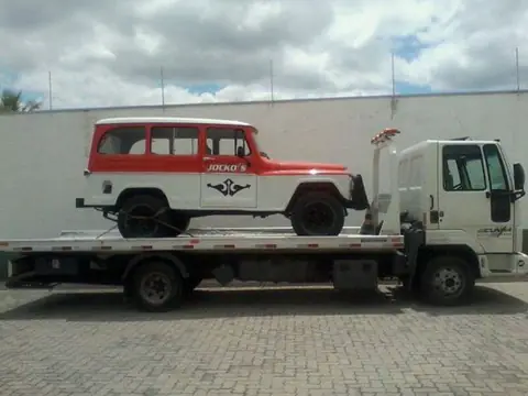 Jipe antigo transportado pela CAS Guincho