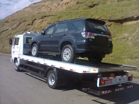 SUV transportado em guincho plataforma