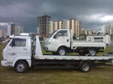 Utilitário transportado em guincho em São José dos Campos