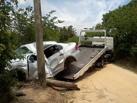 Remoção de veículo acidentado com guincho plataforma