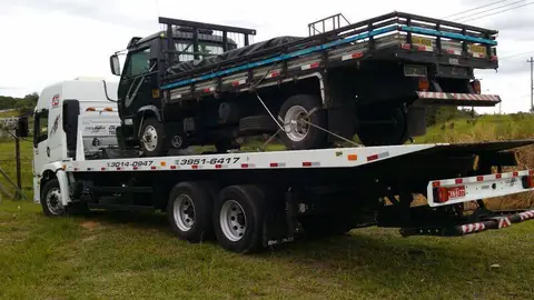 Transporte de caminhão com carroceria de madeira