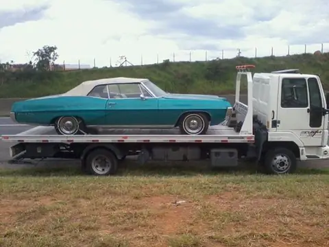Transporte de carro clássico em guincho plataforma