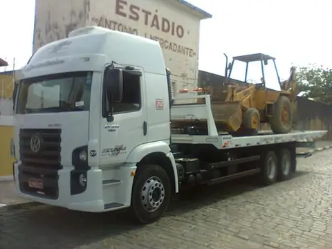 Transporte de máquina pesada em guincho plataforma
