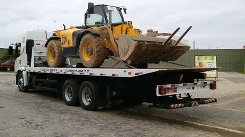Transporte de pá carregadeira em guincho prancha