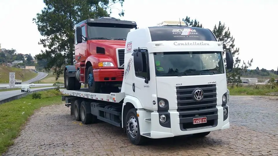 Guincho plataforma da CAS Guincho transportando caminhão em rodovia